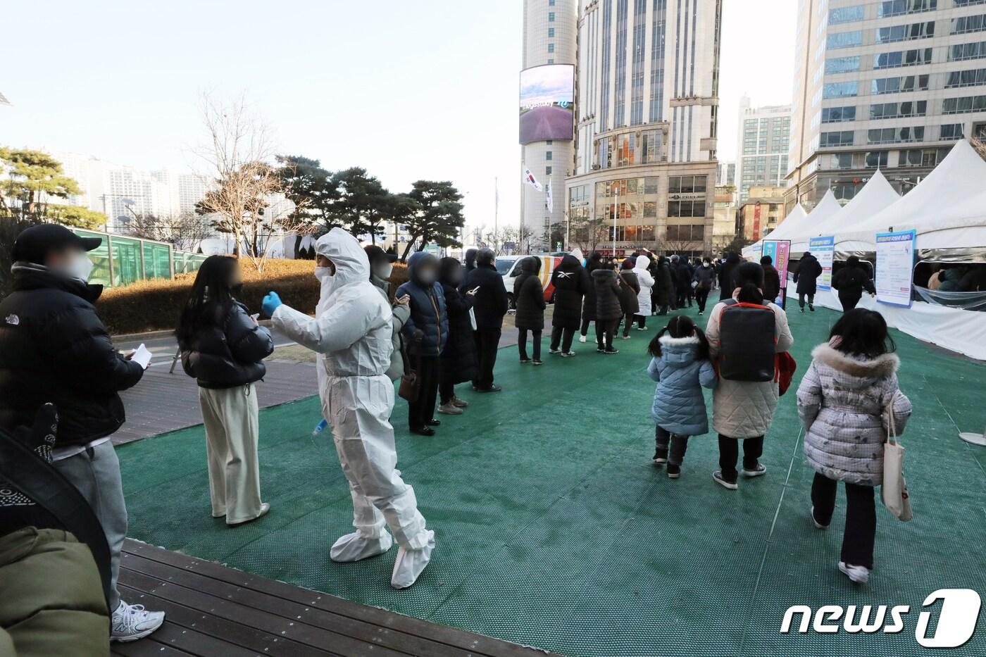 17일 오전 서울 송파구보건소 신종 코로나바이러스 감염증(코로나19) 선별진료소에서 시민들이 검사를 기다리고 있다. 2022.2.17/뉴스1 ⓒ News1 황기선 기자