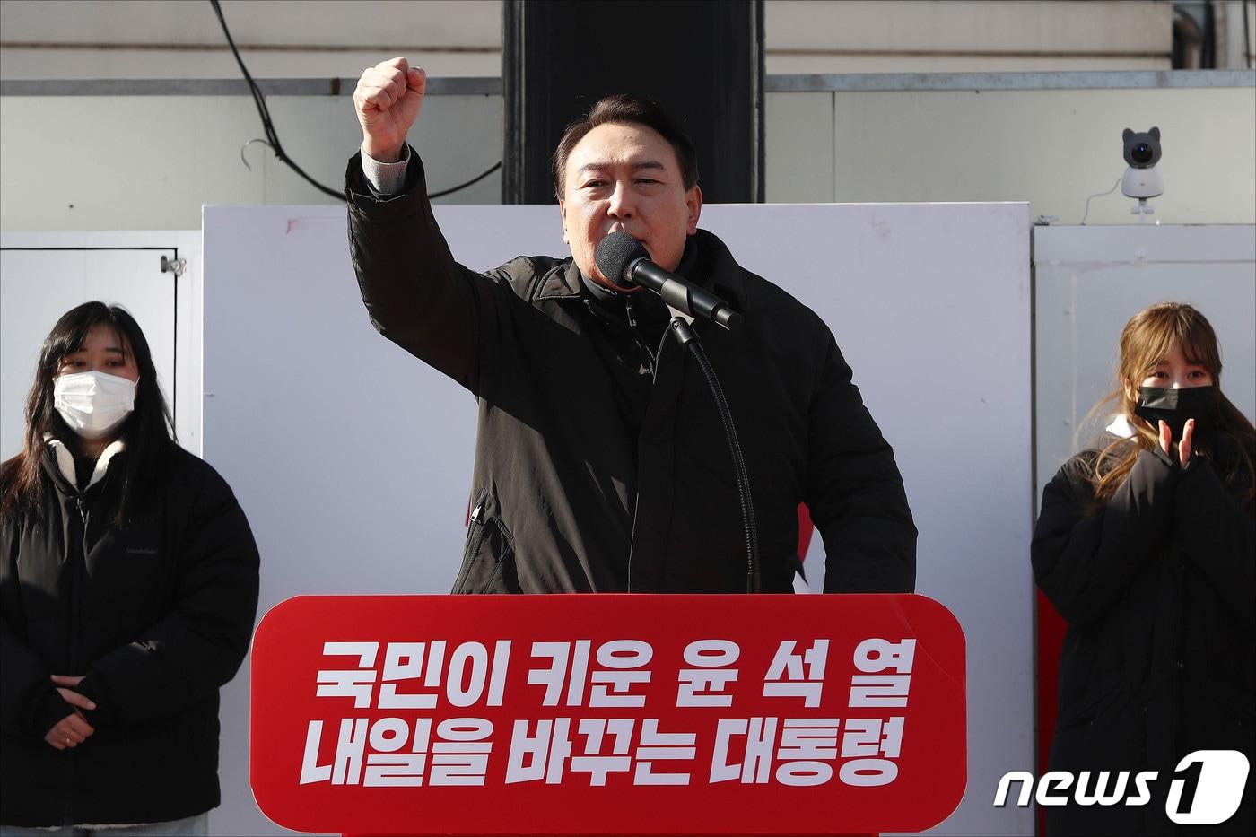 본문 이미지 - 윤석열 국민의힘 대선 후보가 17일 오전 경기도 안성시 서인사거리에서 열린 '윤석열이 대한민국에 안성맞춤!' 안성 유세에서 연설을 하고 있다. 2022.2.17/뉴스1 ⓒ News1 국회사진취재단