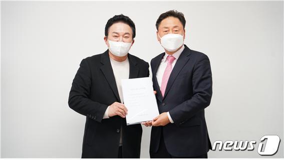 본문 이미지 - 국민의힘 원희룡 선대본 정책본부장과 안기영 양주시 당협위원장 ⓒ 뉴스1