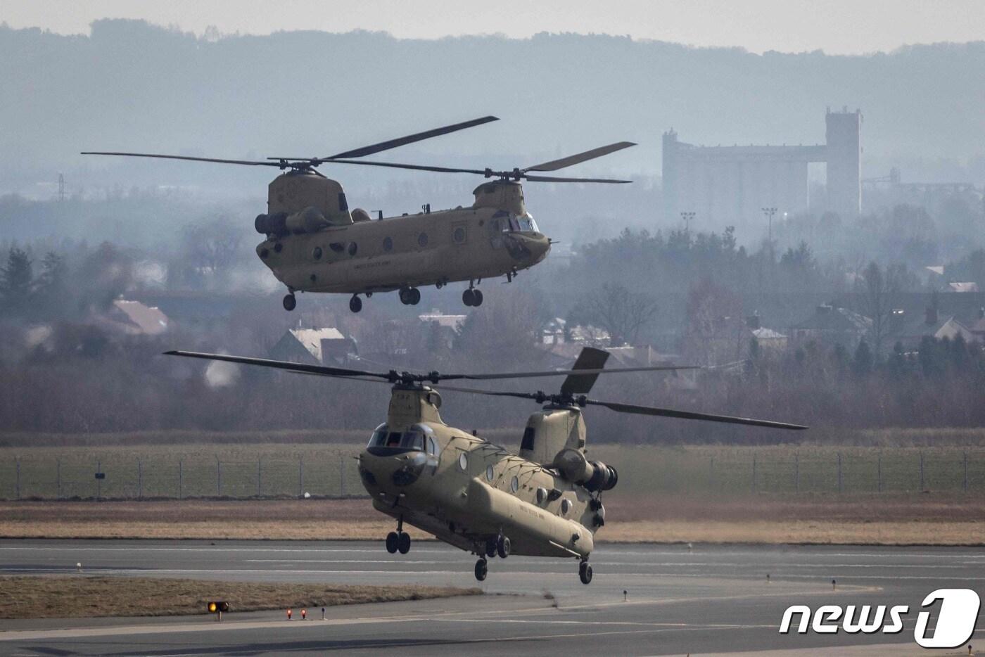 폴란드의 제슈프 야시온카 공항에 미국 공군의 CH-47 치누크 헬기들이 착륙을 하고 있다. 2022.02.16/뉴스1<자료사진>ⓒ AFP=뉴스1 ⓒ News1 우동명 기자