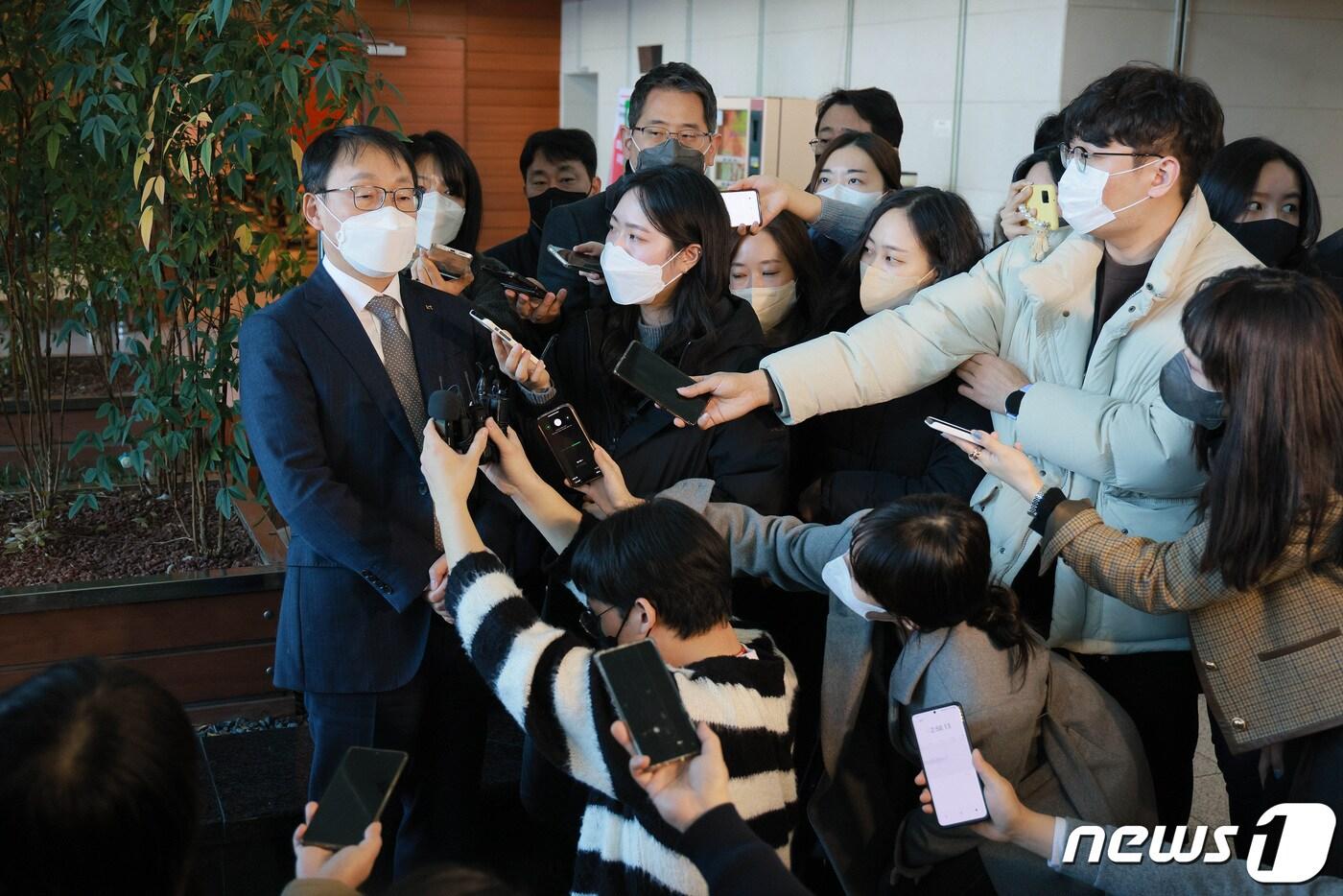 구현모 KT 대표가 17일 오전 서울 중구 포스트타워에서 열린 과학기술정보통신부 장관·통신3사 CEO간담회를 마치고 취재진과 만나 대화를 하고 있다. 2022.2.17/뉴스1 ⓒ News1 권현진 기자