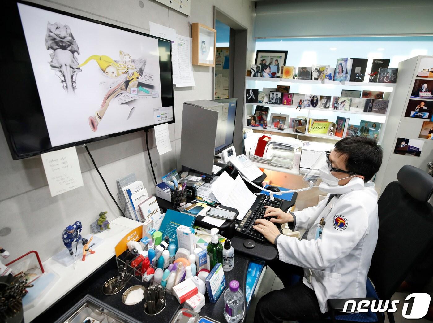 본문 이미지 - 17일 서울 중구 보아스 이비인후과병원에서 오재국 원장이 어제 코로나19 확진 판정을 받은 환자에게 전화 걸어 비대면 진료를 보고 있다. 2022.2.17/뉴스1 ⓒ News1 임세영 기자