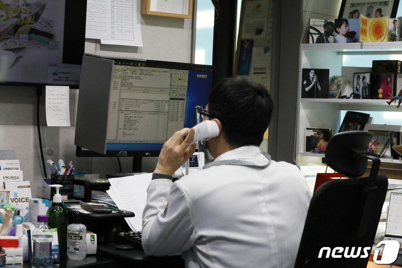 17일 서울의 한 이비인후과병원에서 의료진이 어제 코로나19 확진 판정을 받은 환자에게 전화를 걸어 비대면 진료를 보고 있다. 2022.2.17/뉴스1 ⓒ News1 임세영 기자