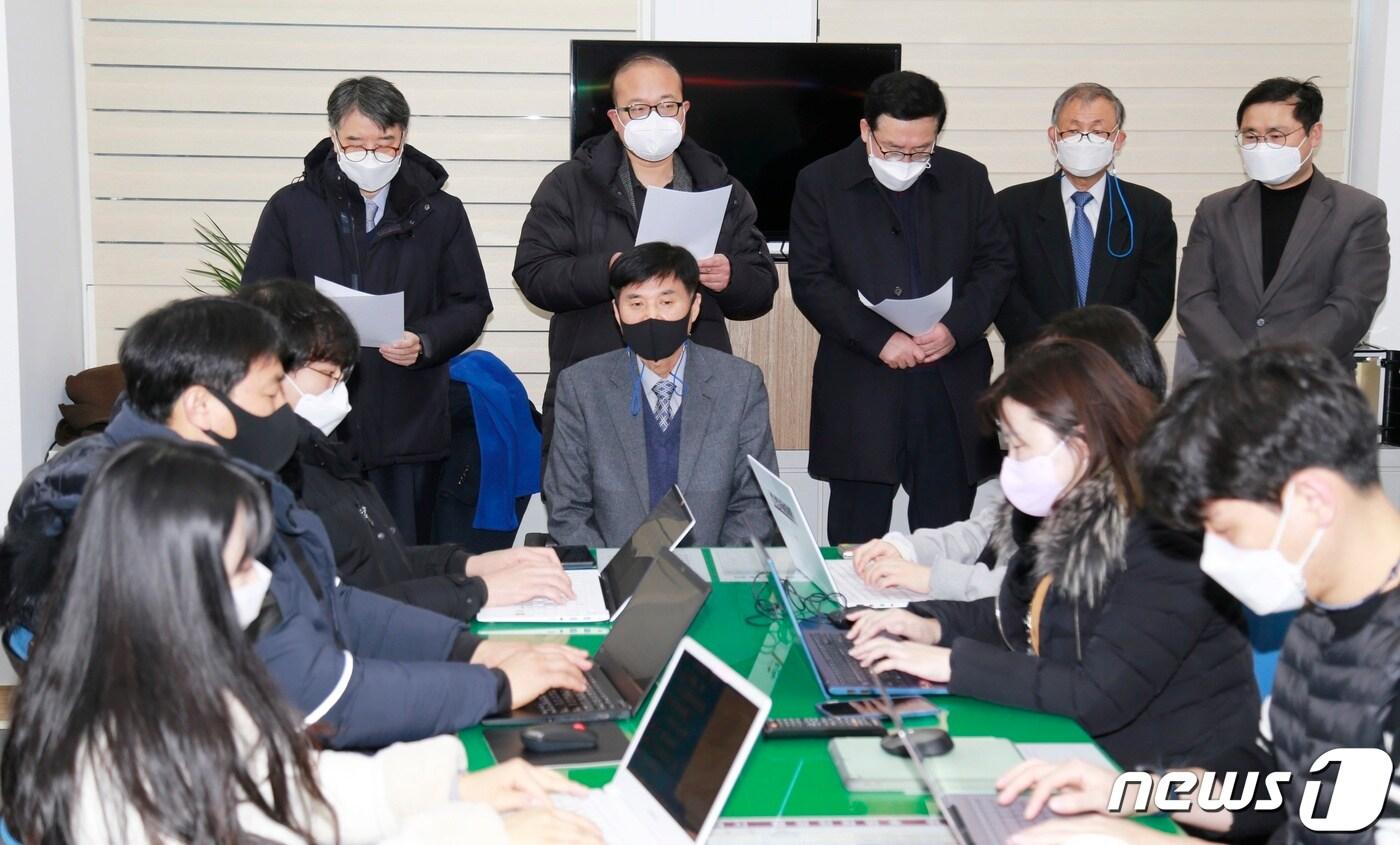 이재명 민주당 대선후보 직속 균형발전위원회 송기도 공동상임위원장 등이 17일 대전시의회 기자실에서 5대 핵심 균형발전 정책을 발표하고 있다.ⓒ 뉴스1