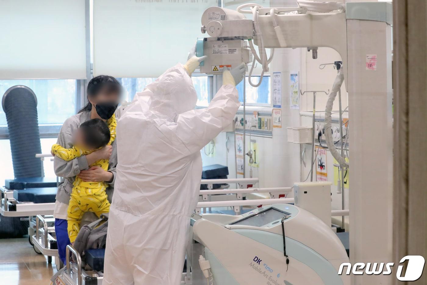 본문 이미지 - 17일 오후 경기도의료원 수원병원에 마련된 '코로나19 재택치료 단기외래 진료센터'에서 의료진이 어린이 환자를 엑스레이 등을 이용해 진료하고 있다. ⓒ News1 황기선 기자