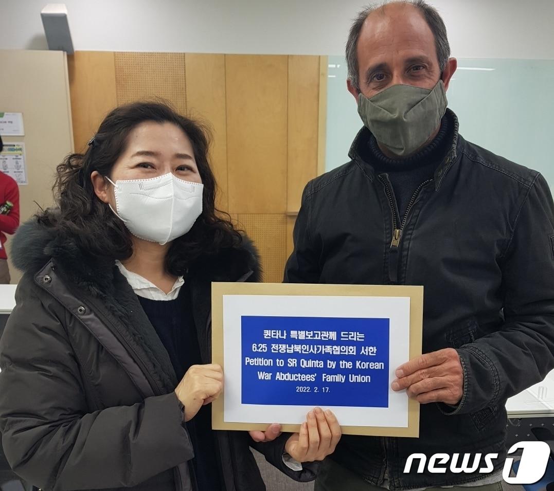 본문 이미지 - 최유경 6·25전쟁납북인사가족협의회 사무총장(왼쪽)과 토마스 오헤아 킨타나 유엔 북한인권특별보고관. (6·25전쟁납북인사가족협의회 제공)ⓒ 뉴스1