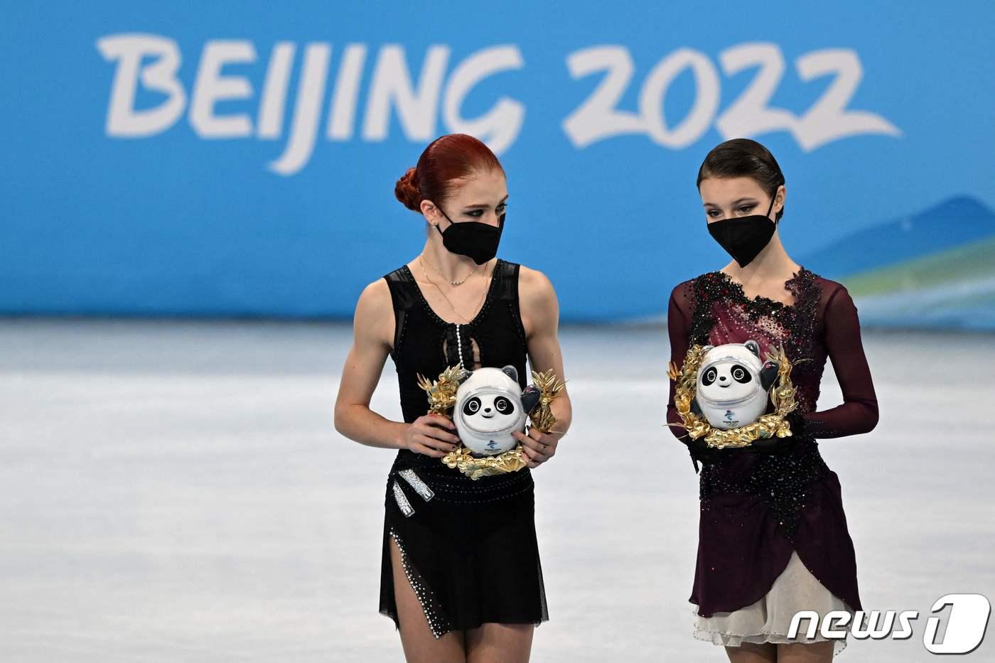 본문 이미지 - 2022 베이징 동계올림픽 여자 피겨 스케이팅 경기에서 금메달을 획득한 안나 쉐르바코바(오른쪽)와 은메달을 획득한 알렉산드라 트루소바. ⓒ AFP=뉴스1
