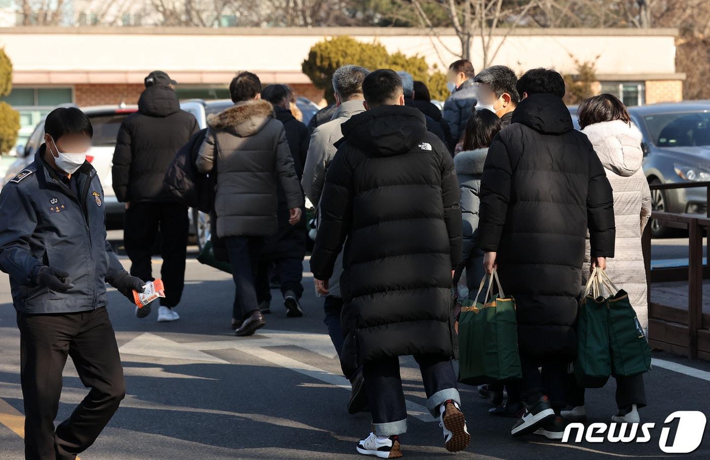 본문 이미지 - 3·1절 기념 1차 가석방이 실시된 2월18일 오전 경기도 안양교도소 앞에서 가족들이 가석방된 모범 수형자들을 맞이하고 있다. 2022.2.18/뉴스1 ⓒ News1 조태형 기자