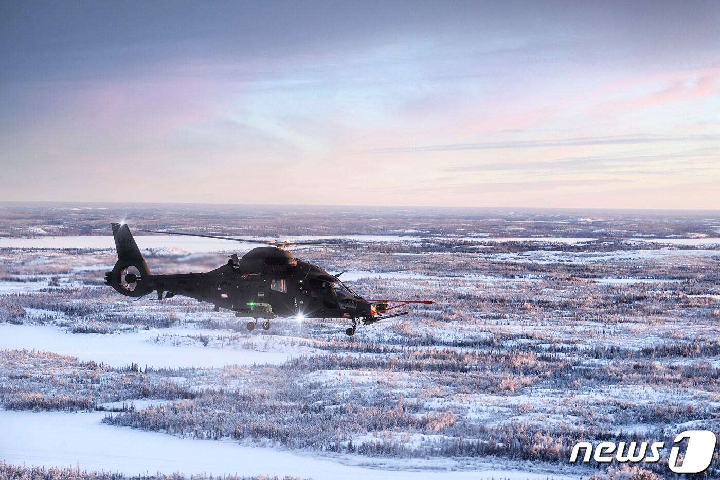 한국항공우주산업(KAI)이 개발한 국산 소형무장헬기(LAH)가 비행시험을 하고 있다. (KAI 제공) 2022.2.18/뉴스1