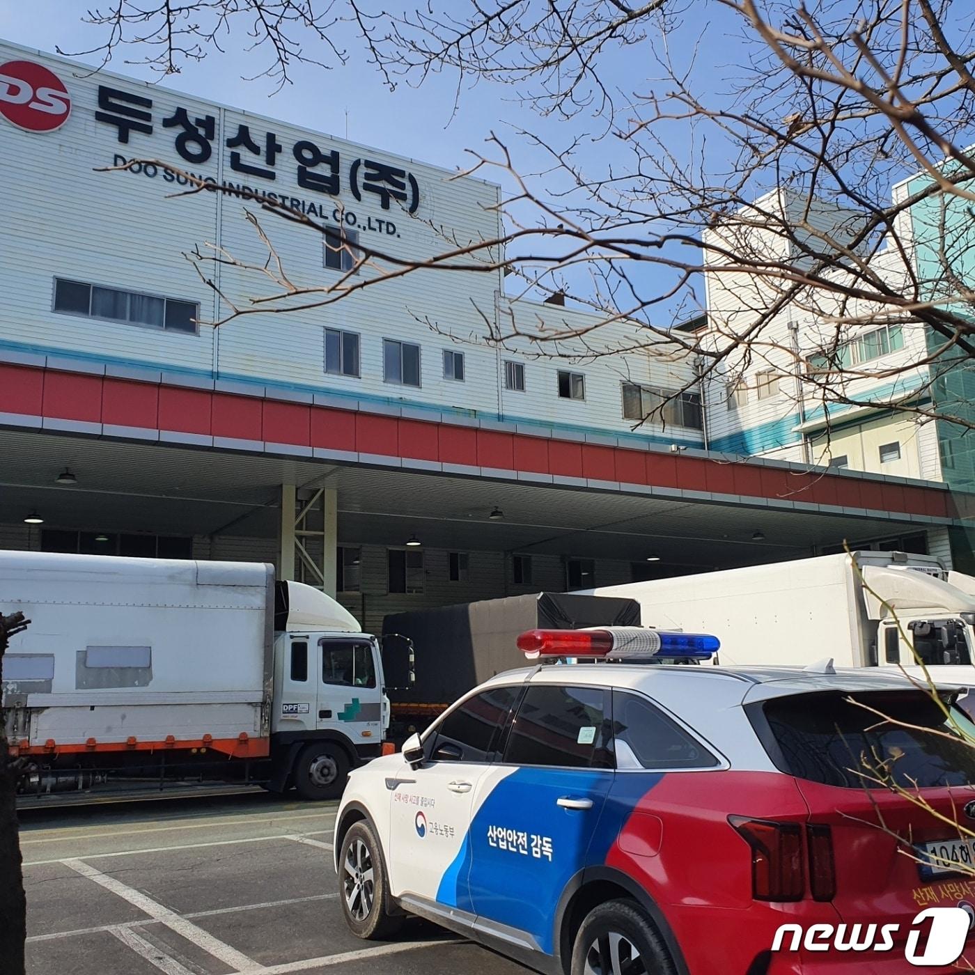 본문 이미지 - 16명의 직원들이 독성 물질에 급성 중독돼 처음으로 직업성 질병에 의한 중대재해로 노동당국의 조사를 받고 있는 경남 창원시 두성산업 전경.2022.2.18. ⓒ News1 강대한 기자