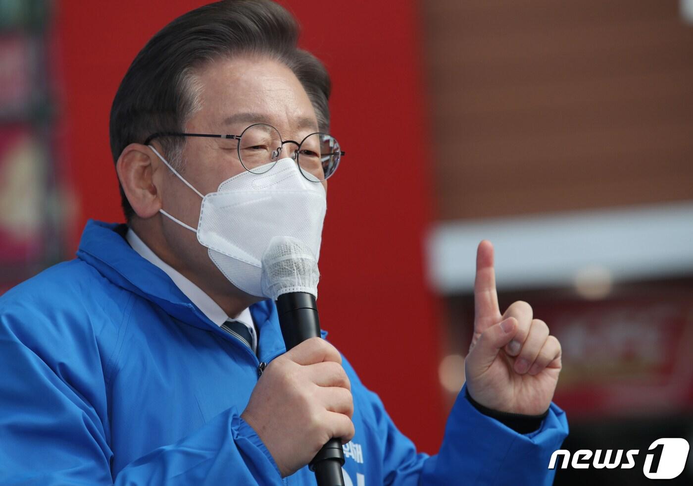 본문 이미지 - 이재명 더불어민주당 대선 후보가 18일 오전 전남 순천 연향패션거리에서 열린 '약무호남 시무국가' 거리유세에서 지지를 호소하고 있다. 2022.2.18/뉴스1 ⓒ News1 오대일 기자