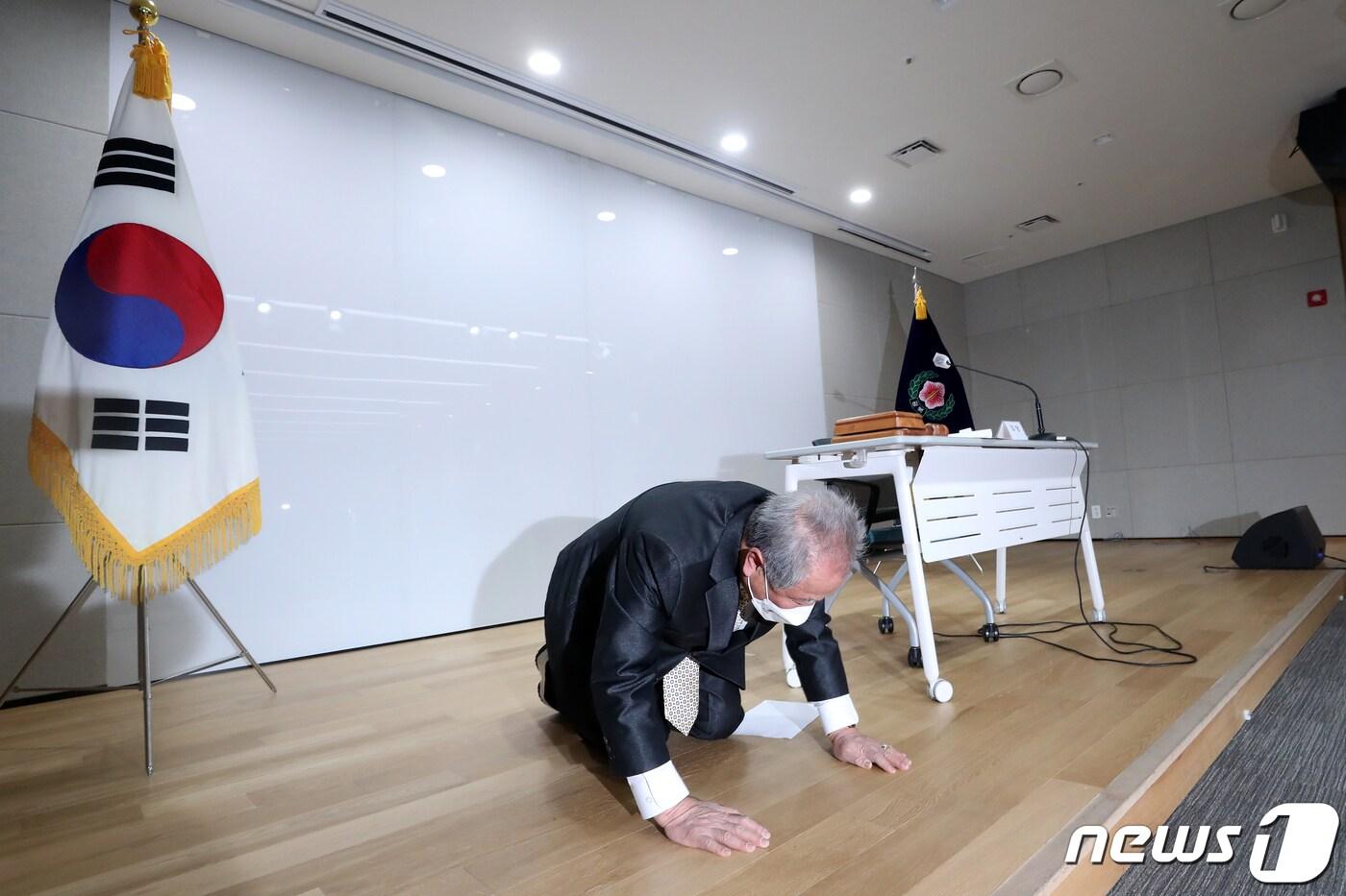 본문 이미지 - 허현 광복회장 직무대행이 지난달 18일 오전 서울 여의도 광복회관에서 열린 임시총회에 앞서 김원웅 전 회장의 비자금 조성·횡령 등 논란과 관련해 큰절을 하며 사과하고 있다. 2022.2.18/뉴스1 ⓒ News1 이승배 기자