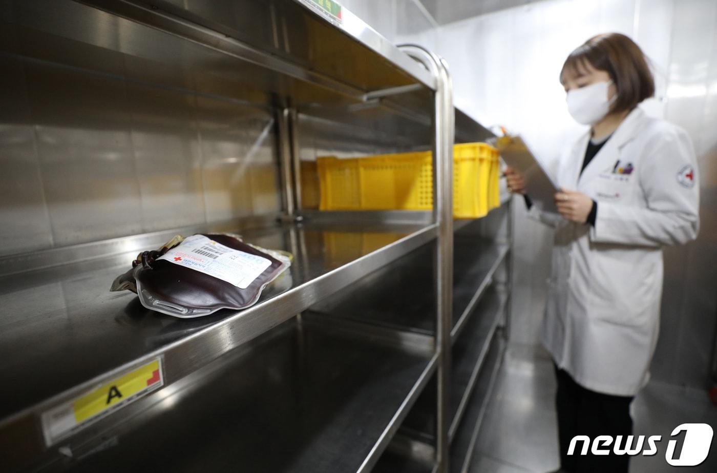 본문 이미지 - 헌혈자가 감소하면서 경기 수원시 권선구 대한적십자사 경기혈액원의 혈액 보관창고가 비어있다. 2022.2.18/뉴스1 ⓒ News1 김영운 기자