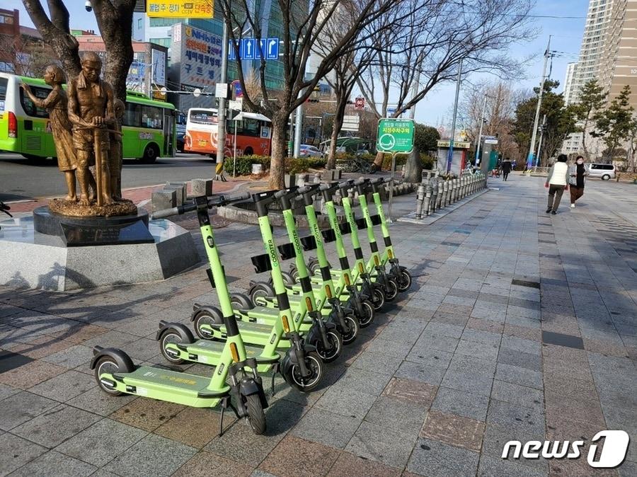 본문 이미지 - 경남 창원시 성산구 용호동 정우상가 앞 보행로에 전동킥보드가 줄줄이 세워져 있다.(창원시 제공) ⓒ 뉴스1