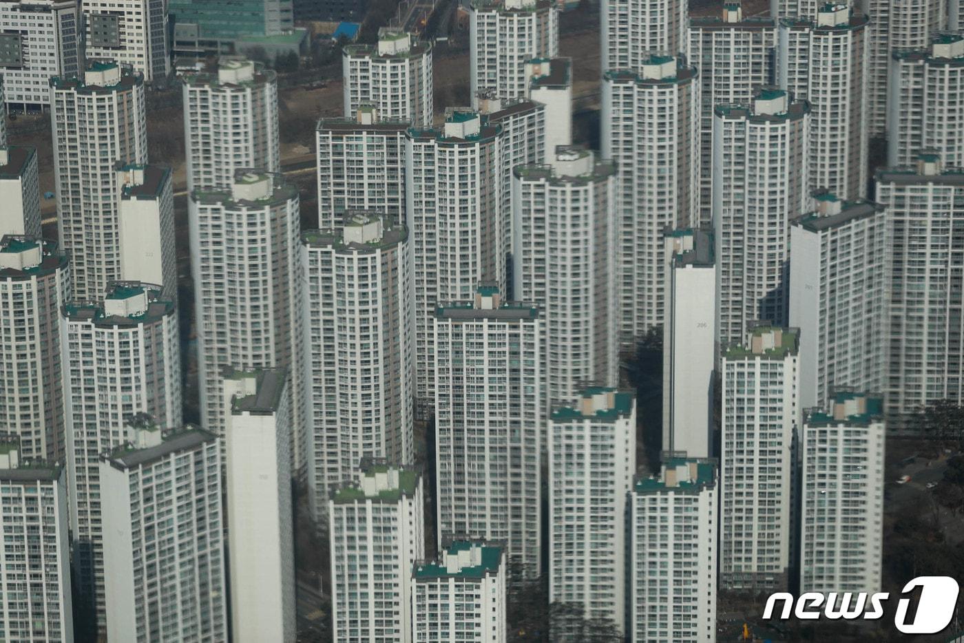 본문 이미지 - 서울 송파구 롯데월드타워 서울스카이에서 바라본 강남 아파트 단지 모습. ⓒ News1 성동훈 기자