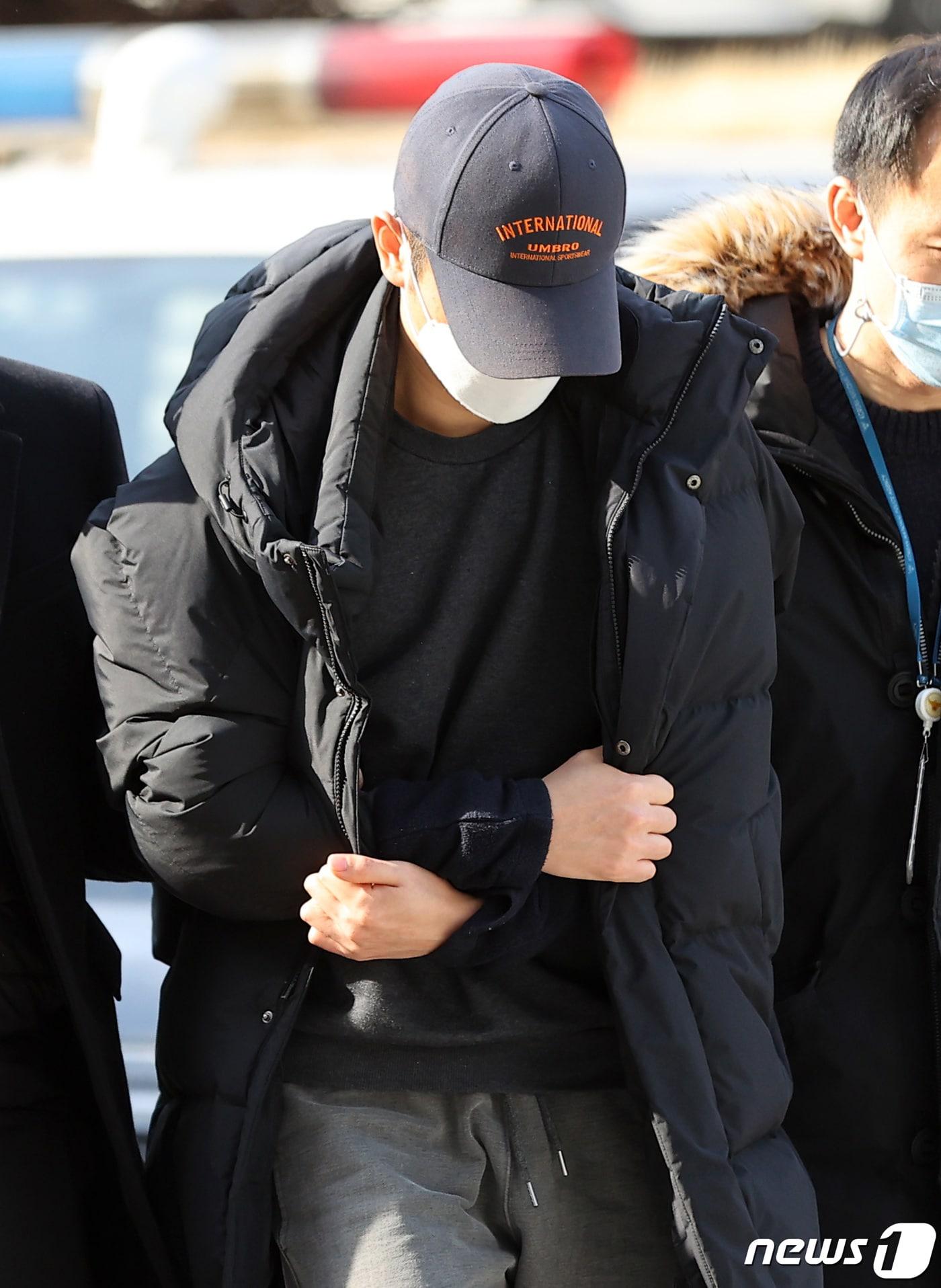 본문 이미지 - 회사 자금 245억원을 횡령한 혐의를 받는 계양전기 재무팀 직원 김모씨가 지난 18일 구속 전 피의자 심문(영장실질심사)을 받기 위해 서초구 서울중앙지방법원에 출석하고 있다. /뉴스1 ⓒ News1 조태형 기자