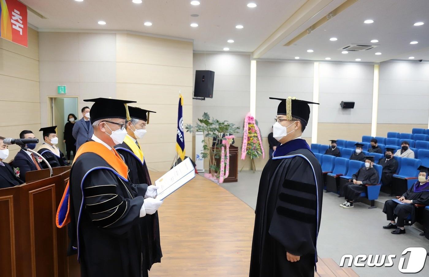 본문 이미지 - 청주대학교 2021학년도 전기 학위수여식이 18일 오후 보건의료과학대학 청암홀에서 진행되고 있다.ⓒ 뉴스1
