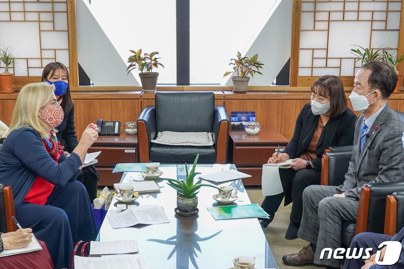 카스티요 페르난데즈 주한 EU대사(왼쪽)가 지난 17일 김사열 국가균형발전위원장과 한-EU간 균형발전 공동 협력체계 구축에 대해 논의했다.ⓒ 뉴스1