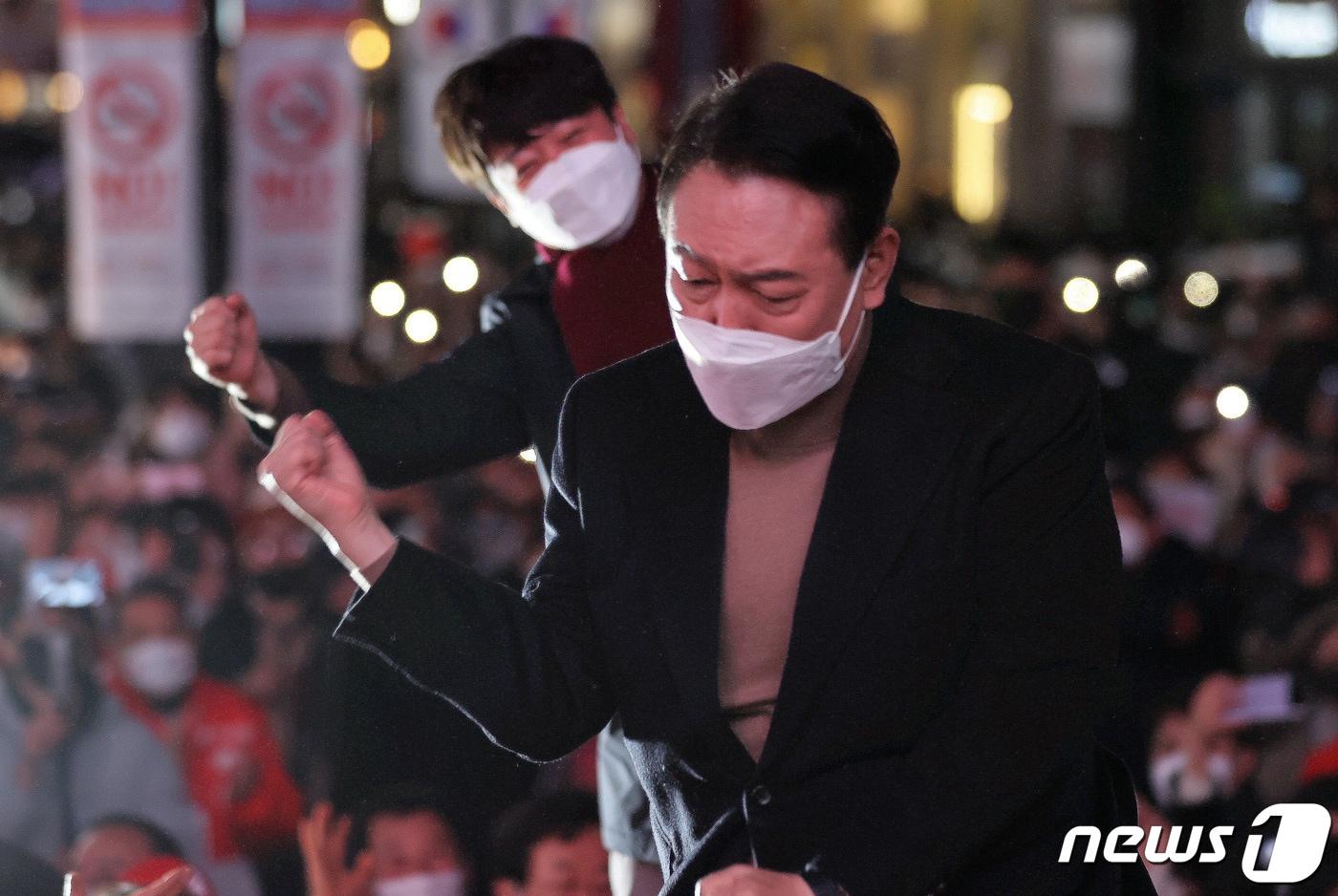 본문 이미지 - 국민의힘 윤석열 대선 후보와 이준석 대표가 18일 오후 대구 중구 동성로에서 열린 대구·경북 집중 유세에서 '어퍼컷 세리머니'를 하고 있다. 2022.2.18/뉴스1 ⓒ News1 구윤성 기자