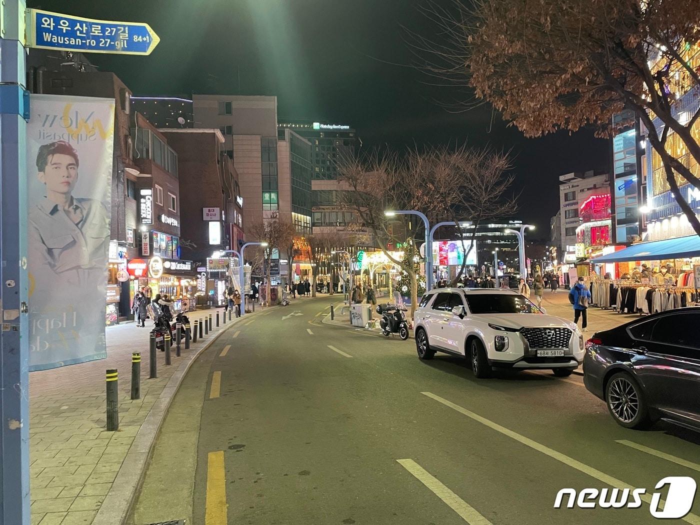 본문 이미지 - 코로나19 일일 신규 확진자 수가 10만명을 돌파한 18일 오후 썰렁한 홍대거리의 모습. ⓒ 뉴스1