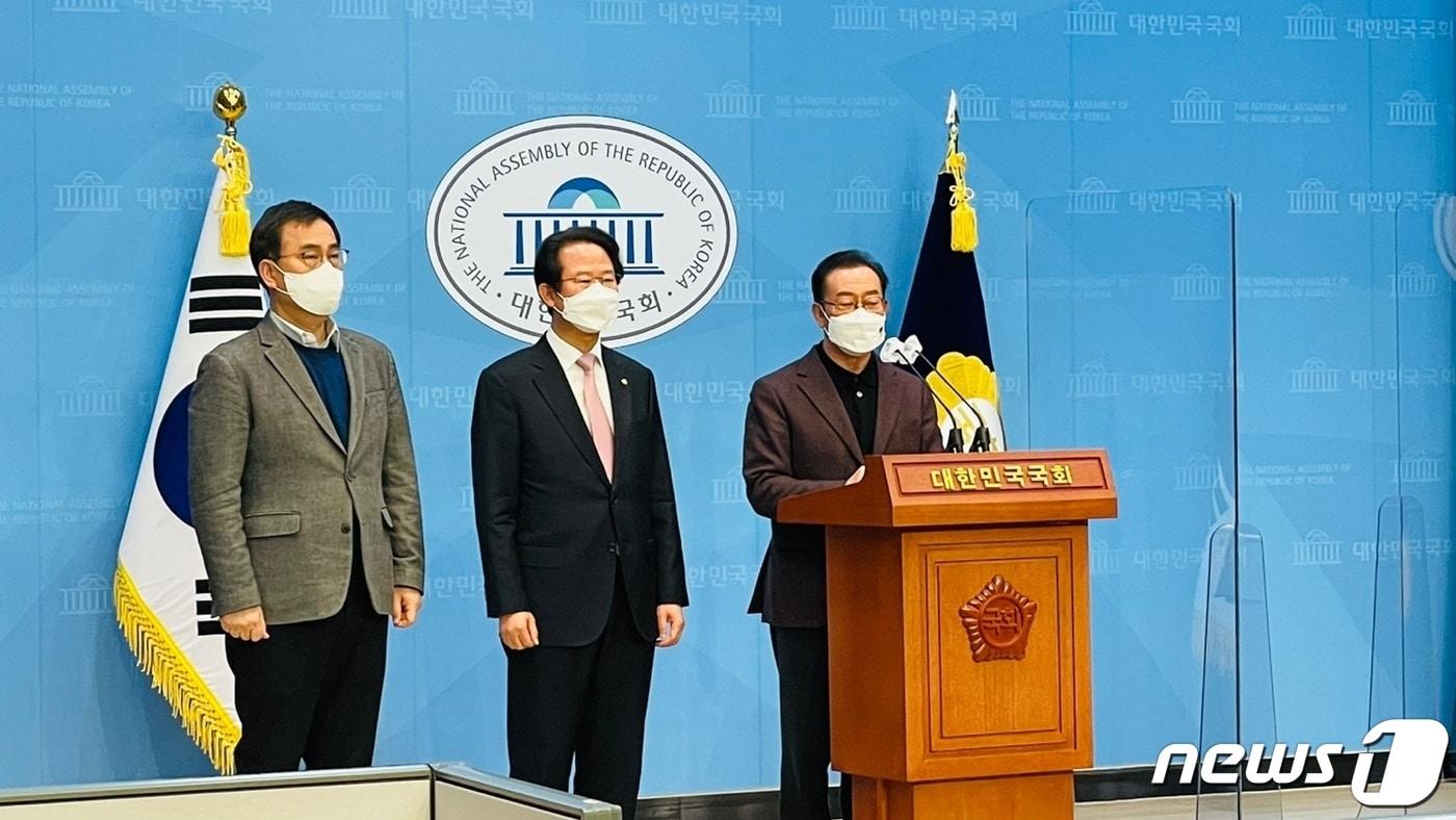 이종배 국회 예결위원장과 류성걸 예결위 야당 간사, 최형두 국민의힘 의원이 19일 오전 국회 소통관에서 더불어민주당의 추경안 단독 강행처리에 대한 입장을 밝히고 있다. 2022.2.19/뉴스1 ⓒ 뉴스1