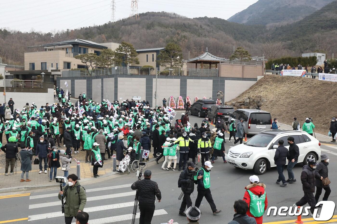 본문 이미지 - 조원진 우리공화당 대선 후보가 19일 오전 대구 달성군 유가읍 박근혜 전 대통령 사저를 찾아 당원 및 지지자들과 주변을 돌아보고 있다. 2022.2.19/뉴스1 ⓒ News1 공정식 기자