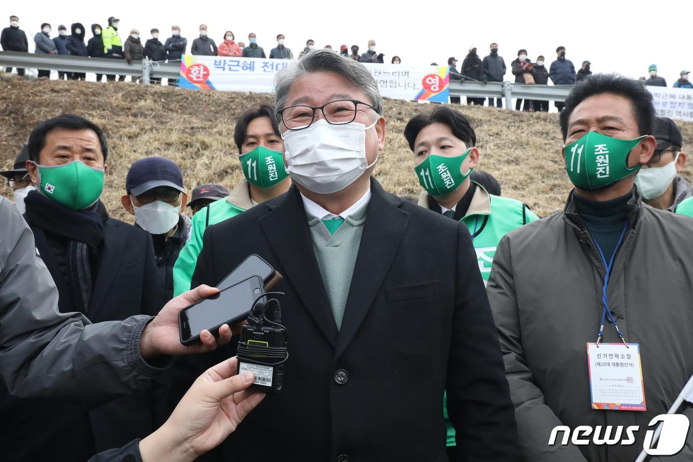 본문 이미지 - 조원진 우리공화당 대표가 대구 달성군 유가읍 박근혜 전 대통령 사저를 찾아 소감을 말하고 있다. 2022.2.19/뉴스1 ⓒ News1 공정식 기자