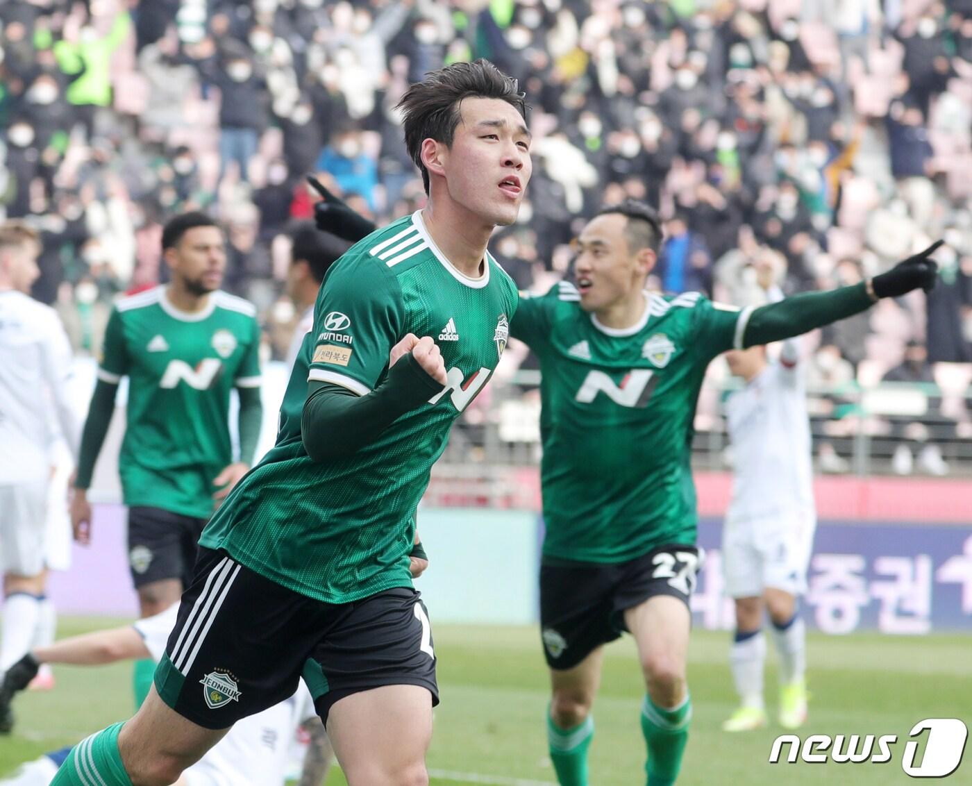 본문 이미지 - 19일 전북 전주시 전주월드컵경기장에서 열린 K리그1 하나원큐 개막전 전북현대와 수원FC의 경기에서 전북현대 송민규가 선제골을 넣고 세리머니를 하고 있다. 2022.2.19/뉴스1 ⓒ News1 유경석 기자