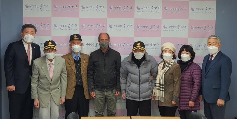 본문 이미지 - 토마스 오헤아 킨타나 유엔 북한인권특별보고관(왼쪽 네번째)이 19일 서울 영등포구 물망초 사무실에서 국군포로 생존자 유영복·김성태·이규일씨와 기념촬영을 하고 있다.(물망초 제공)ⓒ 뉴스1
