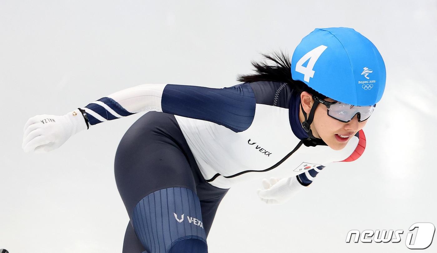 본문 이미지 - 김보름이 19일 오후 중국 베이징 국립 스피드스케이팅 경기장에서 열린 2022 베이징 동계올림픽 스피드스케이팅 여자 매스스타트 결승 경기에서 질주하고 있다. 이날 김보름은 8분16초81의 기록으로 다섯 번째로 결승선을 통과, 포인트 20점을 얻어 최종 5위를 차지했다. 2022.2.19/뉴스1 ⓒ News1 박지혜 기자