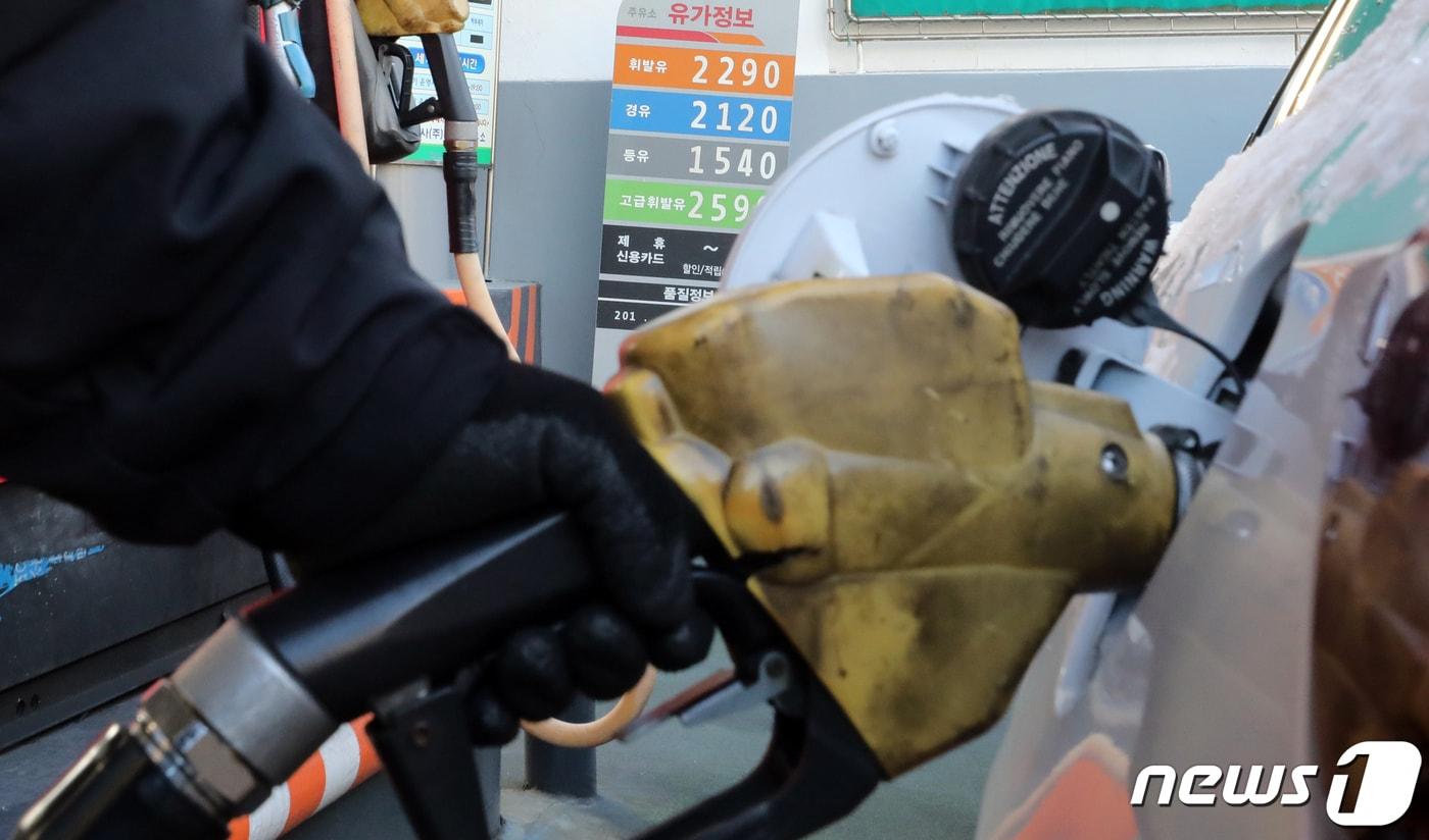 국제 유가가 연일 오르고 있는 지난 2일 서울 한 주유소에서 종업원이 업무를 하고 있다. /뉴스1 ⓒ News1 장수영 기자