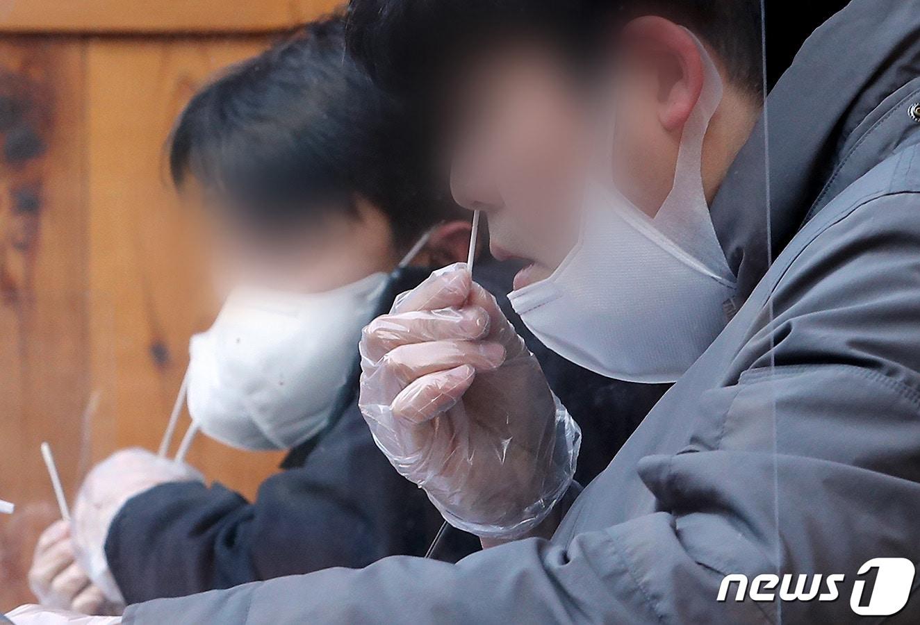 본문 이미지 - 자가진단키트로 코로나 검사하는 시민.(뉴스1 DB)