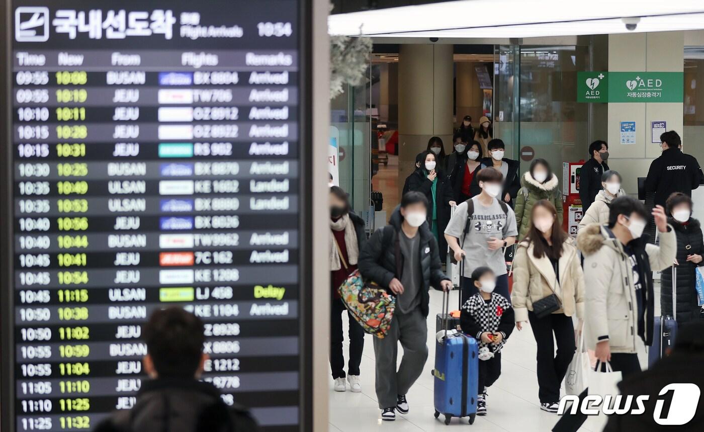 여행객들로 붐비고 있는  서울 강서구 김포공항 국제선 입국장ⓒ News1 