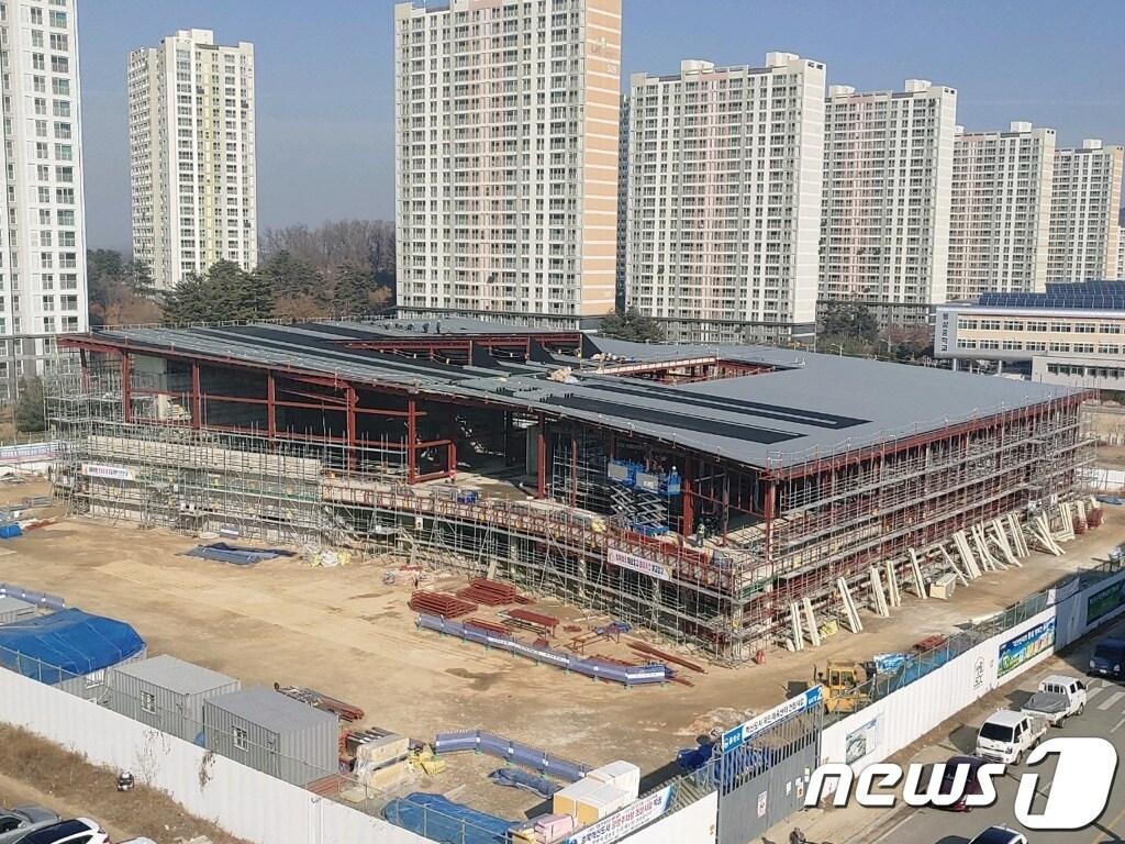본문 이미지 - 2일 충북 음성군은 2023년까지 1인당 공공체육시설 면적을 확대한다고 밝혔다. 충북혁신도시 국민체육센터 조성 공사 모습.(음성군 제공)2022.2.2/ⓒ 뉴스1