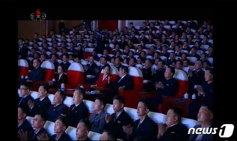 본문 이미지 - 북한 조선중앙TV가 보도한 설 명절 경축공연에서 김정은 노동당 총비서와 부인 리설주 여사, 고모 김경희 전 노동당 비서 모습이 포착됐다. 사진 상으로 리 여사 왼편에 앉은 여성이 김경희다.&#40;조선중앙TV 갈무리&#41;ⓒ 뉴스1