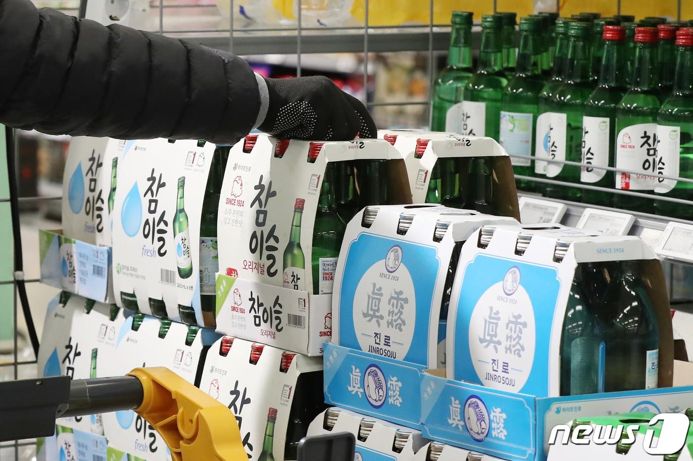 서민들의 술 소주, 맥주 가격이 들썩이고 있다. 소주의 핵심 주원료 주정값이 10년만에 인상된 데 따른 것이다. 하이트진로는 오는 23일부터 소주류 제품의 출고가격을 7.9% 인상할 계획이다. 맥주 가격도 들썩이고 있다. 오는 4월부터 주세법 개정안 적용에 따라 맥주의 세금이 ℓ당 20.8원 오른 855.2원으로 인상될 예정이기 때문이다. 20일 서울의 한 대형마트 주류 코너에서 시민들이 소주를 고르고 있다. 2022.2.20/뉴스1 ⓒ News1 민경석 기자