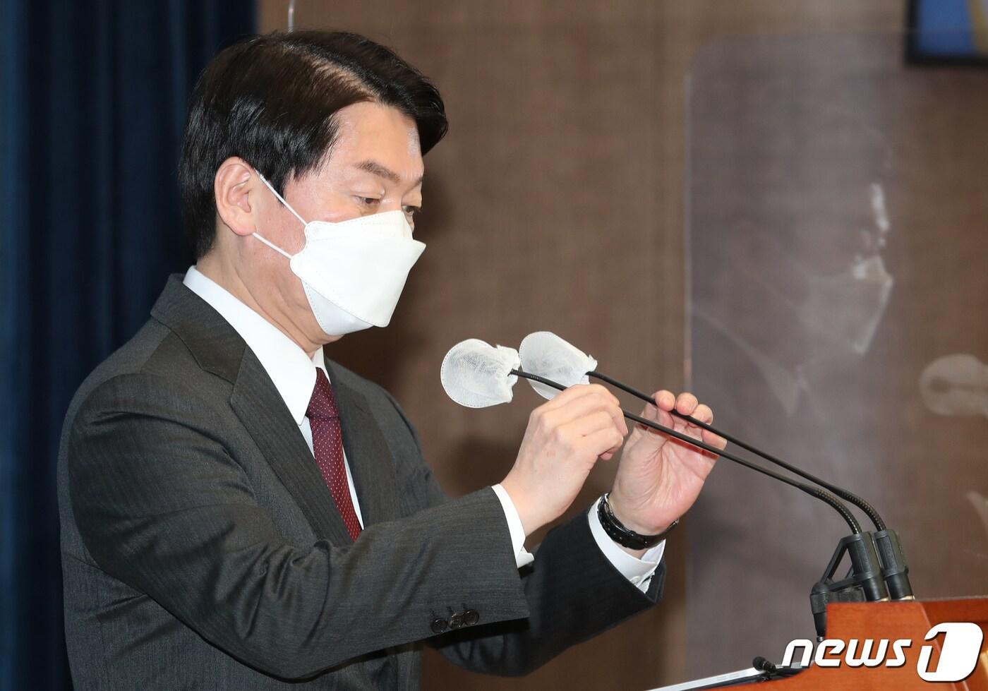 본문 이미지 - 안철수 국민의당 대선 후보가 20일 오후 서울 여의도 국회 소통관에서 긴급기자회견을 하고 있다. 안 후보는 윤석열 국민의힘 후보와의 단일화와 관련해 "더 이상 답변을 기다리는 것은 무의미하다. 저의 길을 가겠다＂고 밝히며 단일화 결렬을 선언했다. 2022.2.20/뉴스1 ⓒ News1 이동해 기자