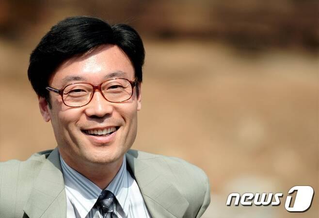 본문 이미지 - 지난 16일 학위수여식에서 전체 수석의 영예를 차지한 김흥래씨. (세명대 제공) ⓒ 뉴스1