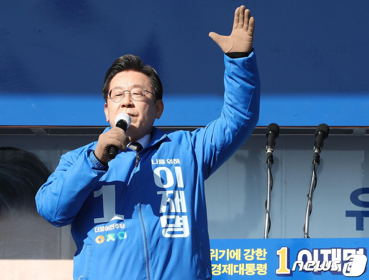 본문 이미지 - 이재명 더불어민주당 대선 후보가 20일 오후 경기 안양시 안양중앙공원에서 유세를 하고 있다. 2022.2.20/뉴스1 ⓒ News1 국회사진취재단