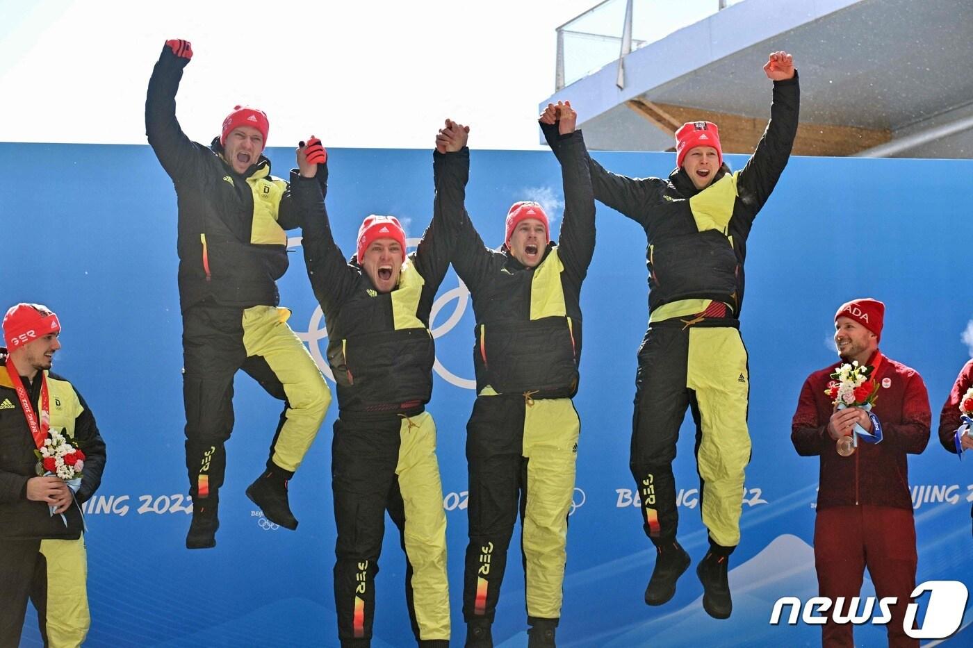 본문 이미지 - 봅슬레이 4인승 금메달을 차지한 독일 ⓒ AFP=뉴스1