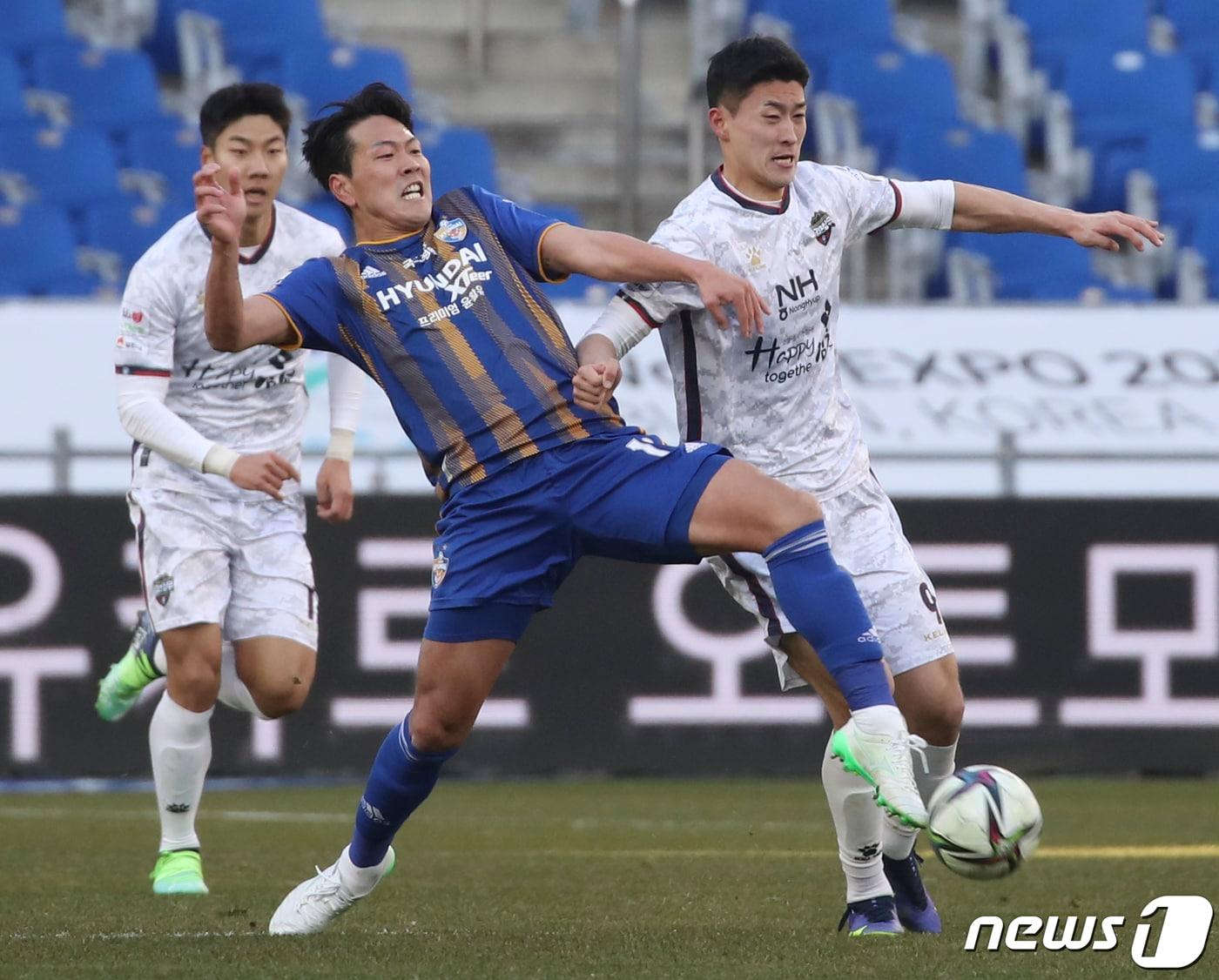 본문 이미지 - 오는 7월 동아시아축구연맹(EAFF) E-1 챔피언십에 출전할 가능성이 높은 김영권(왼쪽)과 조규성. /뉴스1 ⓒ News1 윤일지 기자