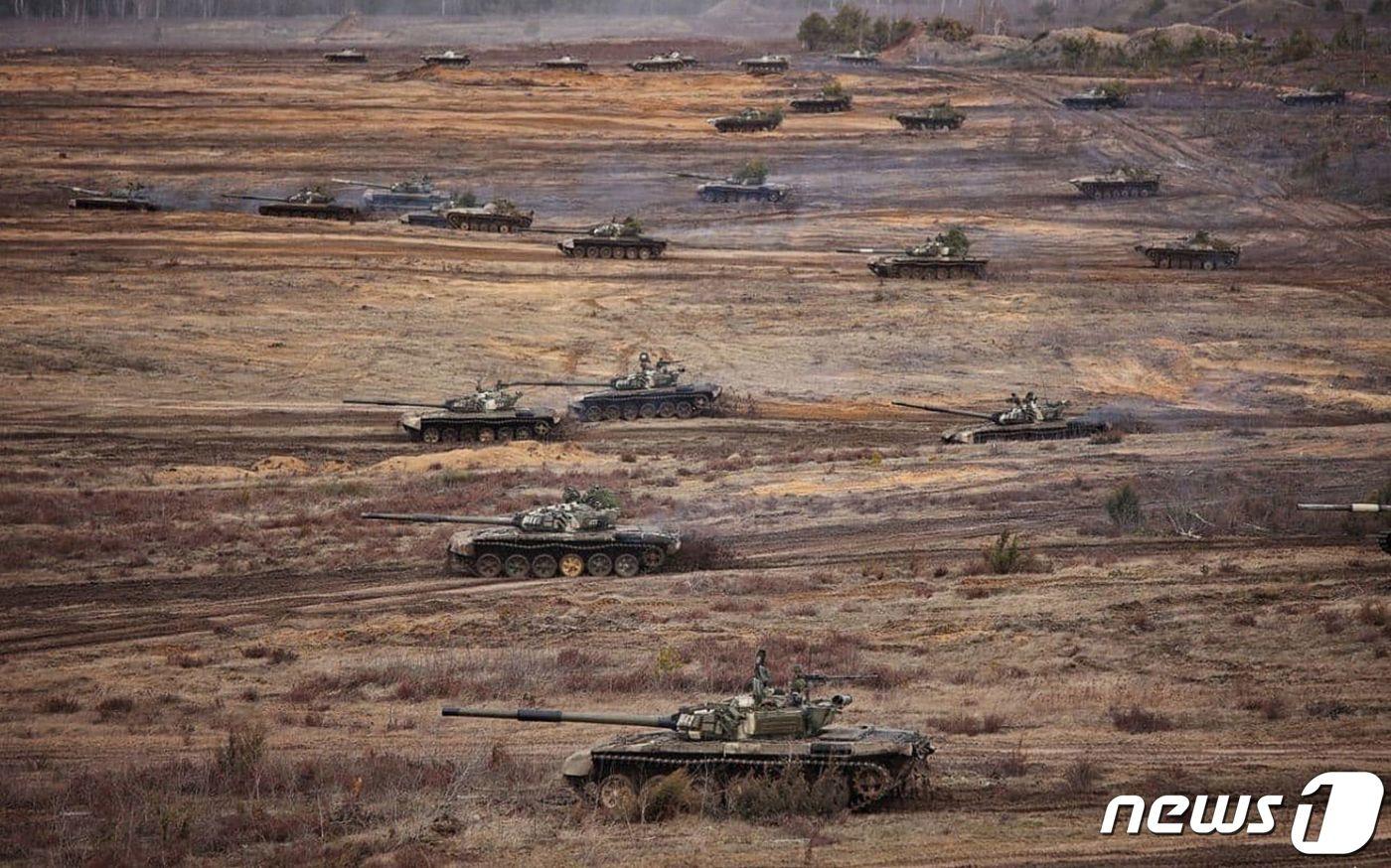 19일 (현지시간) 러시아의 우크라이나 침공 우려 속 벨라루스 브레스트에서 러시아와 벨라루스 탱크 부대가 합동 훈련을 하고 있다. ⓒ AFP=뉴스1 ⓒ News1 우동명 기자
