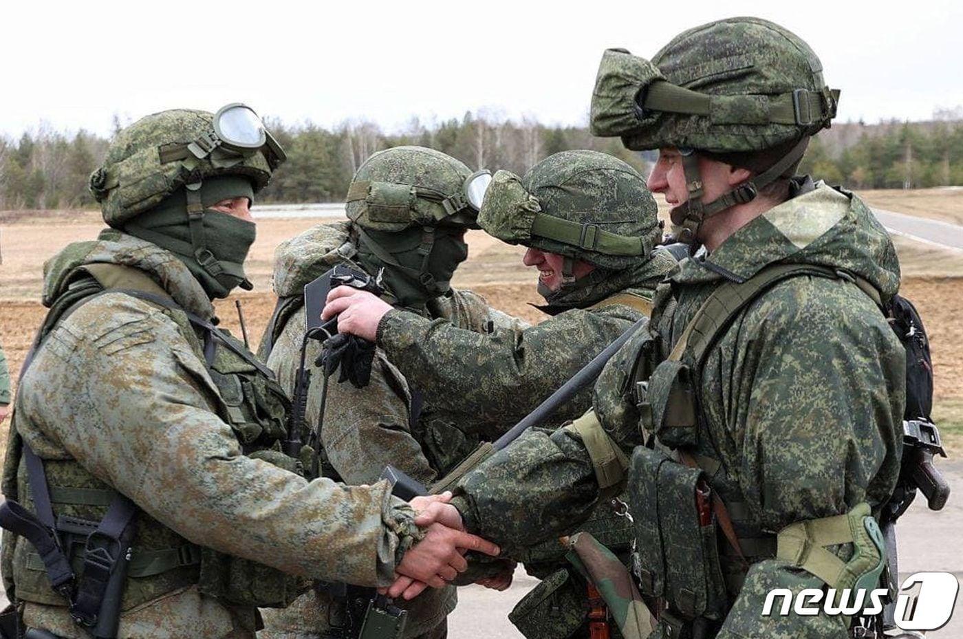 본문 이미지 - 19일 (현지시간) 러시아의 우크라이나 침공 우려 속 벨라루스 브레스트에서 러시아와 벨라루스 군인들이 합동 훈련 중 악수를 하고 있다. ⓒ AFP=뉴스1 ⓒ News1 우동명 기자