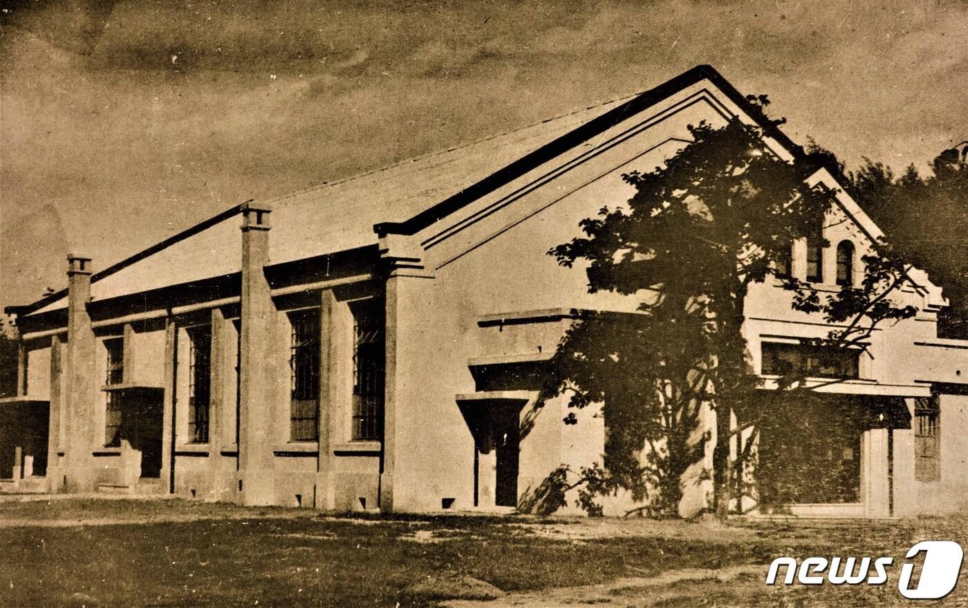 1939년으로 추정되는 진농관 전경(경상국립대 제공). ⓒ 뉴스1