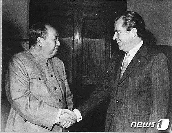 본문 이미지 - 1972년 리처드 닉슨 미 대통령이 방중해 마오쩌뚱과 만났다. ⓒ 뉴스1 (미국 내셔널 아카이브 카탈로그)