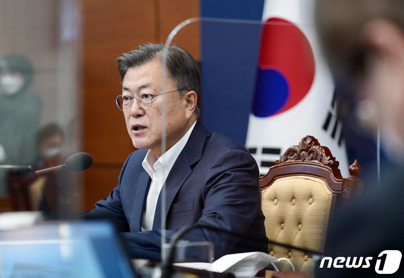 본문 이미지 - 문재인 대통령이 21일 청와대 여민관에서 열린 수석보좌관회의를 주재하고 있다. 2022.2.21/뉴스1 ⓒ News1 이광호 기자