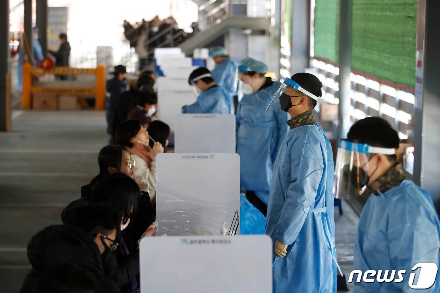본문 이미지 - 21일 오전 광주 북구보건소 선별진료소에서 시민들이 진단검사를 받고 있다.(광주 북구 제공)2022.2.21/뉴스1 ⓒ News1 정다움 기자