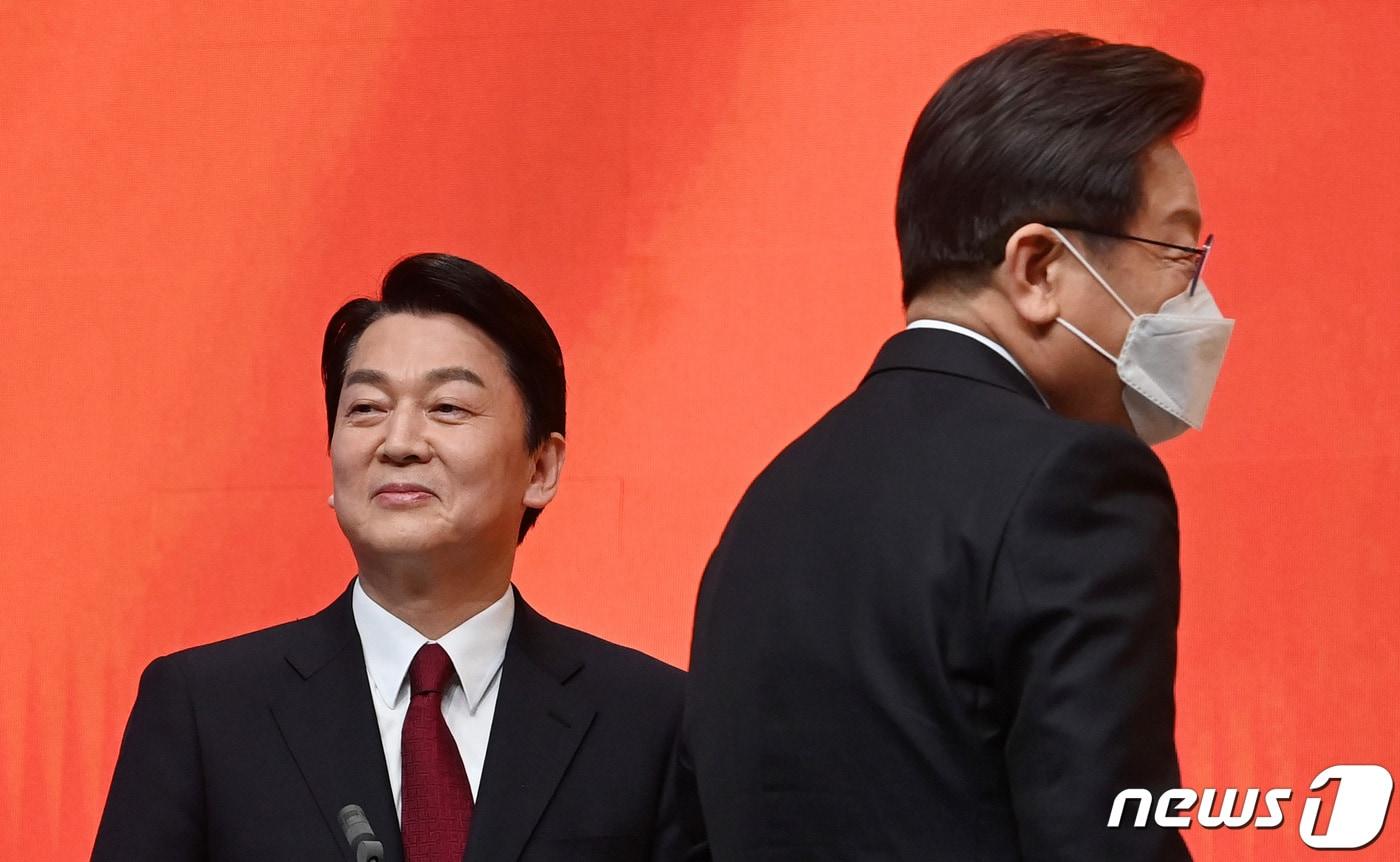 본문 이미지 - 중앙선거관리위원회 주관으로 공식 선거운동 기간 첫 대통령선거 후보 토론회가 열린 21일 서울 마포구 MBC 미디어센터에서 이재명 더불어민주당 후보와 안철수 국민의당 후보가 인사를 나눈 후 이동하고 있다. 2022.2.21/뉴스1 ⓒ News1 국회사진취재단