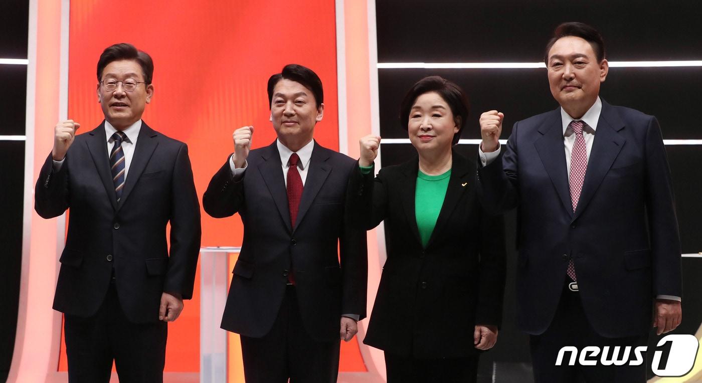 이재명 더불어민주당 (왼쪽부터), 안철수 국민의당, 심상정 정의당, 윤석열 국민의힘 대선후보가 21일 오후 서울 마포구 상암동 MBC 공개홀에서 열린 중앙선거방송토론위원회 주관 제20대 대통령 선거 후보자 초청 토론회 시작에 앞서 기념촬영을 하고 있다. 2022.2.21/뉴스1 ⓒ News1 국회사진취재단