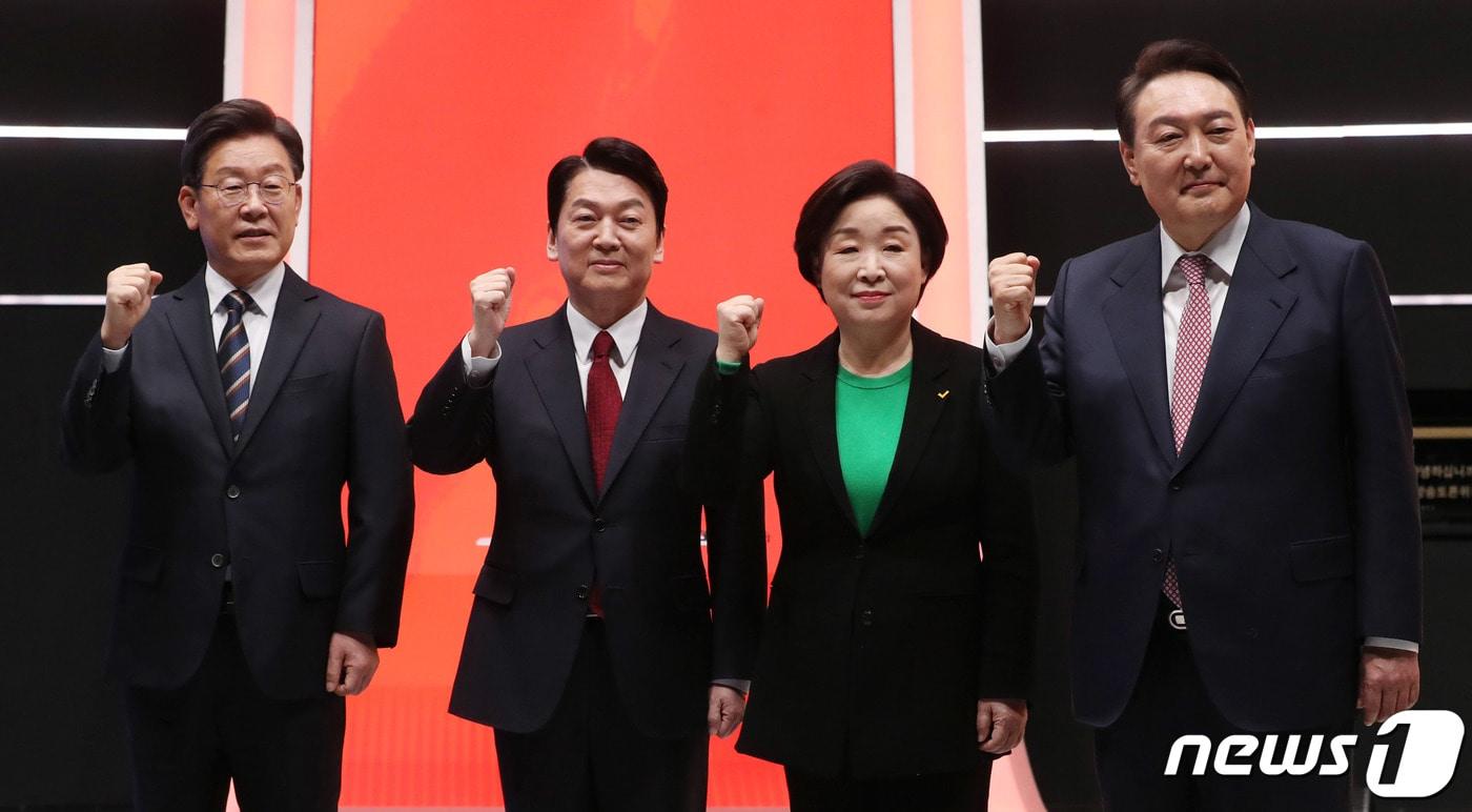 본문 이미지 - 이재명 더불어민주당 (왼쪽부터), 안철수 국민의당, 심상정 정의당, 윤석열 국민의힘 대선후보가 21일 오후 서울 마포구 상암동 MBC 공개홀에서 열린 중앙선거방송토론위원회 주관 제20대 대통령 선거 후보자 초청 토론회 시작에 앞서 기념촬영을 하고 있다. 2022.2.21/뉴스1 ⓒ News1 국회사진취재단